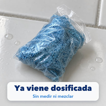 Una cápsula de cerca: envoltura transparente con gránulos azules, ya viene dosificada