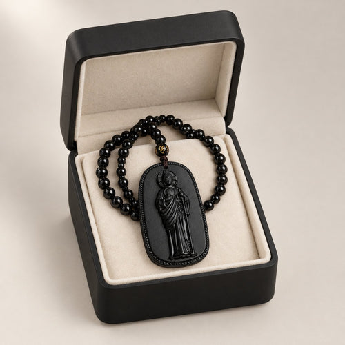 Estuche de regalo: estuche negro pequeño con tapa y terciopelo color crema, con el collar de San Judas Tadeo adentro