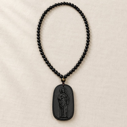 El collar de San Judas Tadeo completo: dije de piedra tallada y cadena de cuentas negras