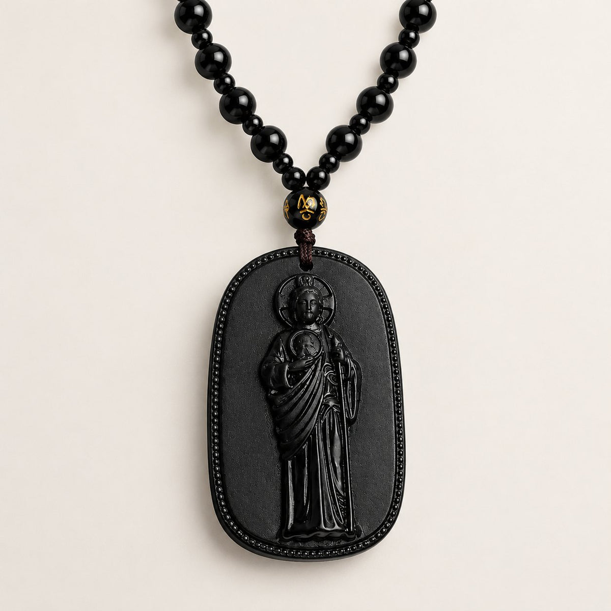 Collar de San Judas Tadeo: dije de piedra negra tallado a mano en una cadena de cuentas negras estilo rosario