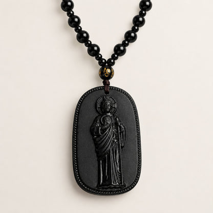 Collar de San Judas Tadeo: dije de piedra negra tallado a mano en una cadena de cuentas negras estilo rosario