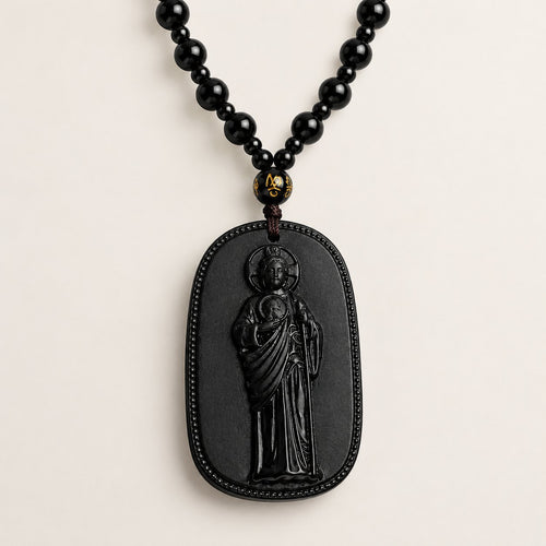 Collar de San Judas Tadeo: dije de piedra negra tallado a mano en una cadena de cuentas negras estilo rosario