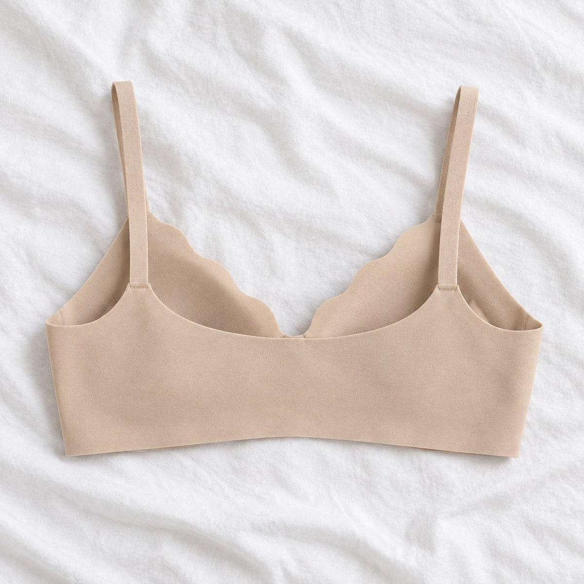 The back of the bra: wide flat band, no hooks