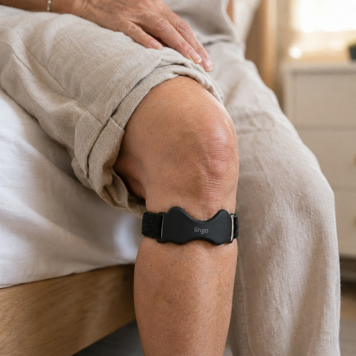 The strap worn just below the kneecap